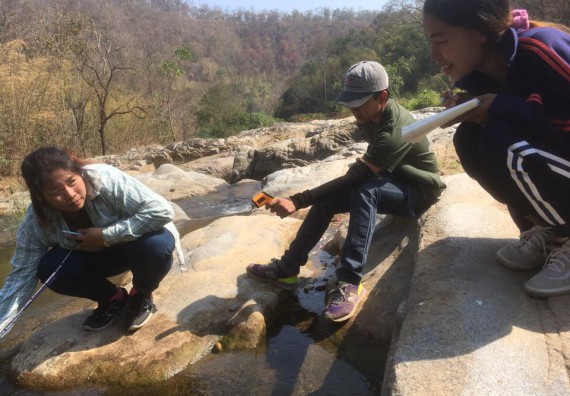 ภาพกิจกรรม โปรแกรมวิชาวิทยาศาสตร์สิ่งแวดล้อม จัดกิจกรรมการศึกษาสภาพดินและน้ำในพื้นที่ต้นน้ำลุ่มแม่น้ำปิง