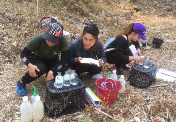 ภาพกิจกรรม โปรแกรมวิชาวิทยาศาสตร์สิ่งแวดล้อม จัดกิจกรรมการศึกษาสภาพดินและน้ำในพื้นที่ต้นน้ำลุ่มแม่น้ำปิง