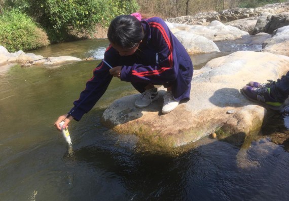 ภาพกิจกรรม โปรแกรมวิชาวิทยาศาสตร์สิ่งแวดล้อม จัดกิจกรรมการศึกษาสภาพดินและน้ำในพื้นที่ต้นน้ำลุ่มแม่น้ำปิง