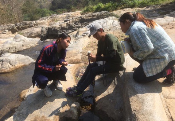 ภาพกิจกรรม โปรแกรมวิชาวิทยาศาสตร์สิ่งแวดล้อม จัดกิจกรรมการศึกษาสภาพดินและน้ำในพื้นที่ต้นน้ำลุ่มแม่น้ำปิง