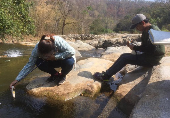 ภาพกิจกรรม โปรแกรมวิชาวิทยาศาสตร์สิ่งแวดล้อม จัดกิจกรรมการศึกษาสภาพดินและน้ำในพื้นที่ต้นน้ำลุ่มแม่น้ำปิง