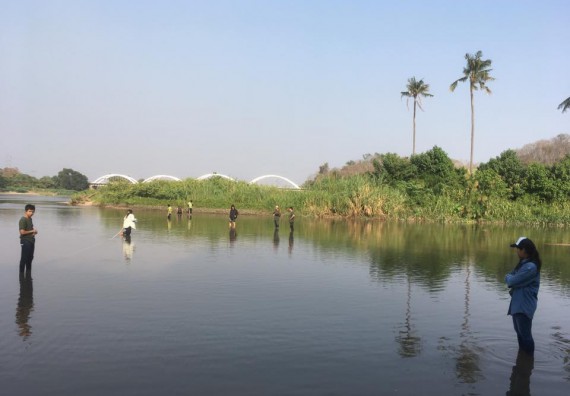 ภาพกิจกรรม โปรแกรมวิชาวิทยาศาสตร์สิ่งแวดล้อม จัดกิจกรรมการศึกษาสภาพดินและน้ำในพื้นที่ต้นน้ำลุ่มแม่น้ำปิง