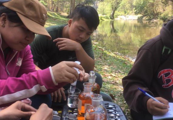 ภาพกิจกรรม โปรแกรมวิชาวิทยาศาสตร์สิ่งแวดล้อม จัดกิจกรรมการศึกษาสภาพดินและน้ำในพื้นที่ต้นน้ำลุ่มแม่น้ำปิง