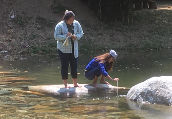 ภาพกิจกรรม โปรแกรมวิชาวิทยาศาสตร์สิ่งแวดล้อม จัดกิจกรรมการศึกษาสภาพดินและน้ำในพื้นที่ต้นน้ำลุ่มแม่น้ำปิง