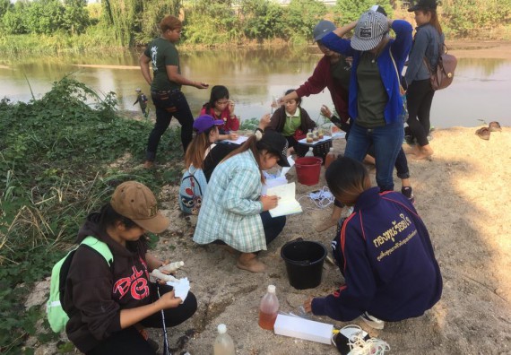 ภาพกิจกรรม โปรแกรมวิชาวิทยาศาสตร์สิ่งแวดล้อม จัดกิจกรรมการศึกษาสภาพดินและน้ำในพื้นที่ต้นน้ำลุ่มแม่น้ำปิง