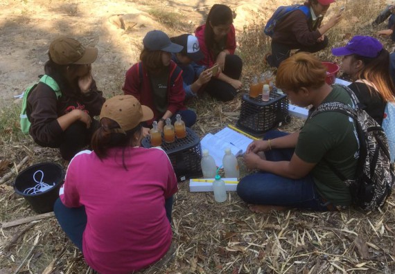 ภาพกิจกรรม โปรแกรมวิชาวิทยาศาสตร์สิ่งแวดล้อม จัดกิจกรรมการศึกษาสภาพดินและน้ำในพื้นที่ต้นน้ำลุ่มแม่น้ำปิง