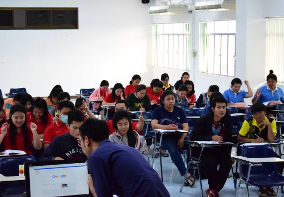 ภาพกิจกรรม ศูนย์ภาษา จัดโครงการอบรมหลักสูตรติวเข้มเพื่อเตรียมสอบ TOEIC