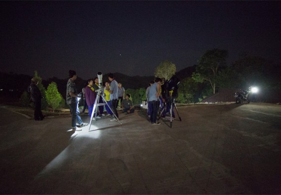 ภาพกิจกรรม โปรแกรมวิชาฟิสิกส์ จัดกิจกรรมค่ายดาราศาสตร์ สำหรับนักเรียนห้องเรียนพิเศษวิทยาศาสตร์ คณิตศาสตร์ และเทคโนโลยี (SMAT)