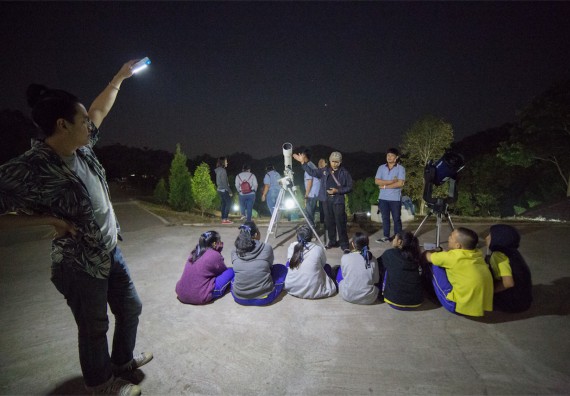 ภาพกิจกรรม โปรแกรมวิชาฟิสิกส์ จัดกิจกรรมค่ายดาราศาสตร์ สำหรับนักเรียนห้องเรียนพิเศษวิทยาศาสตร์ คณิตศาสตร์ และเทคโนโลยี (SMAT)