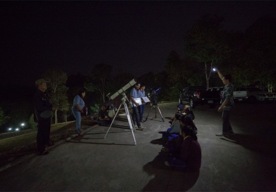 ภาพกิจกรรม โปรแกรมวิชาฟิสิกส์ จัดกิจกรรมค่ายดาราศาสตร์ สำหรับนักเรียนห้องเรียนพิเศษวิทยาศาสตร์ คณิตศาสตร์ และเทคโนโลยี (SMAT)