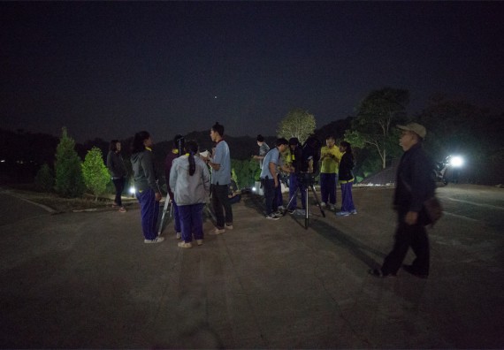 ภาพกิจกรรม โปรแกรมวิชาฟิสิกส์ จัดกิจกรรมค่ายดาราศาสตร์ สำหรับนักเรียนห้องเรียนพิเศษวิทยาศาสตร์ คณิตศาสตร์ และเทคโนโลยี (SMAT)