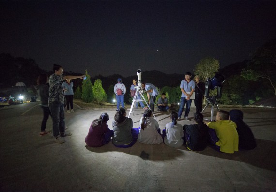 ภาพกิจกรรม โปรแกรมวิชาฟิสิกส์ จัดกิจกรรมค่ายดาราศาสตร์ สำหรับนักเรียนห้องเรียนพิเศษวิทยาศาสตร์ คณิตศาสตร์ และเทคโนโลยี (SMAT)