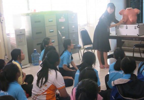 ภาพกิจกรรม โปรแกรมวิชาสาธารณสุขศาสตร์ จัดการอบรม เรื่อง การตรวจมะเร็งเต้านม