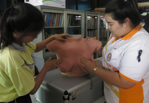 ภาพกิจกรรม โปรแกรมวิชาสาธารณสุขศาสตร์ จัดการอบรม เรื่อง การตรวจมะเร็งเต้านม