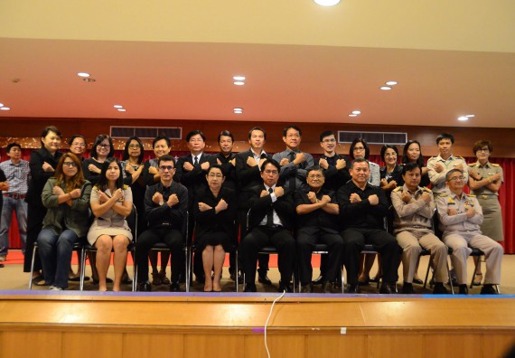 ภาพกิจกรรม นักศึกษาคณะวิทยาศาสตร์และเทคโนโลยี เข้าร่วมโครการแสดงเจตจำนงการบริการงานด้วยความซื่อสัตย์สุจริต