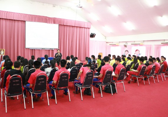 ภาพกิจกรรม โปรแกรมวิชาวิทยาศาสตร์สิ่งแวดล้อม จัดโครงการเยาวชนรักษ์สิ่งแวดล้อม กิจกรรมอบรมเชิงปฏิบัติการ คุณภาพน้ำและระบบนิเวศสิ่งแวดล้อม