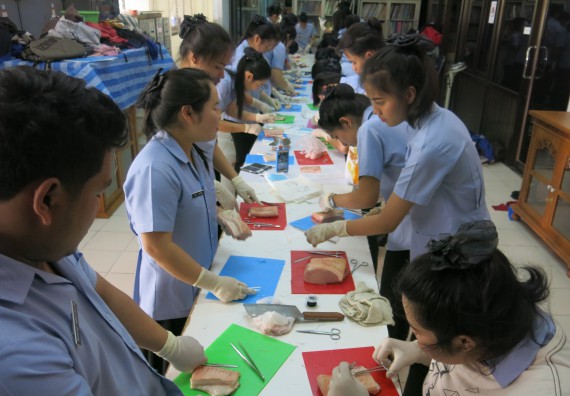 ภาพกิจกรรม โปรแกรมวิชาสาธารณสุขศาสตร์ จัดการอบรม  เรื่อง การเย็บแผล การตัดไหม