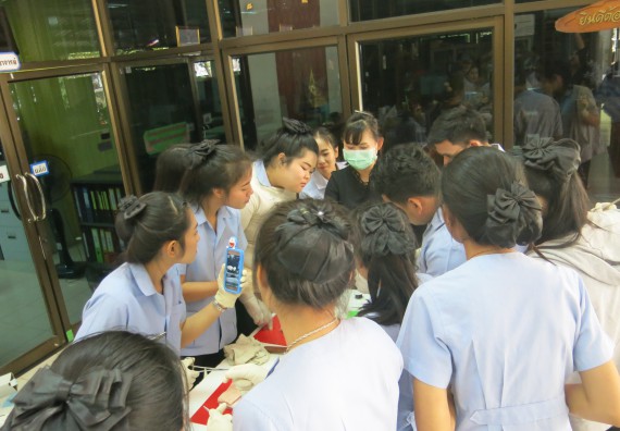 ภาพกิจกรรม โปรแกรมวิชาสาธารณสุขศาสตร์ จัดการอบรม  เรื่อง การเย็บแผล การตัดไหม