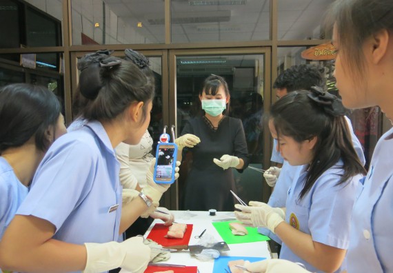 ภาพกิจกรรม โปรแกรมวิชาสาธารณสุขศาสตร์ จัดการอบรม  เรื่อง การเย็บแผล การตัดไหม