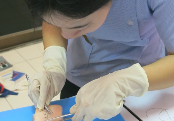 ภาพกิจกรรม โปรแกรมวิชาสาธารณสุขศาสตร์ จัดการอบรม  เรื่อง การเย็บแผล การตัดไหม