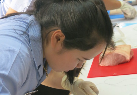 ภาพกิจกรรม โปรแกรมวิชาสาธารณสุขศาสตร์ จัดการอบรม  เรื่อง การเย็บแผล การตัดไหม