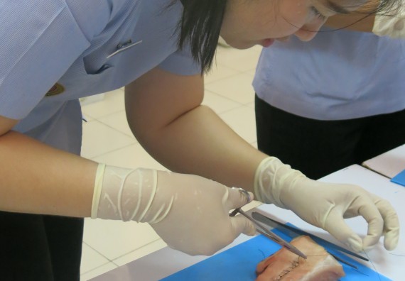 ภาพกิจกรรม โปรแกรมวิชาสาธารณสุขศาสตร์ จัดการอบรม  เรื่อง การเย็บแผล การตัดไหม