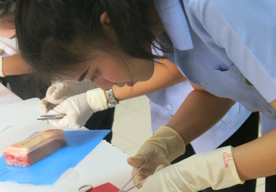 ภาพกิจกรรม โปรแกรมวิชาสาธารณสุขศาสตร์ จัดการอบรม  เรื่อง การเย็บแผล การตัดไหม