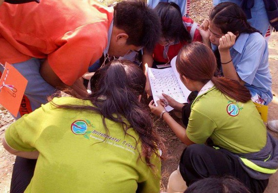 ภาพกิจกรรม โปรแกรมวิชาวิทยาศาสตร์สิ่งแวดล้อม จัดโครงการเยาวชนรักษ์สิ่งแวดล้อม กิจกรรมอบรมเชิงปฏิบัติการ คุณภาพน้ำและระบบนิเวศสิ่งแวดล้อม