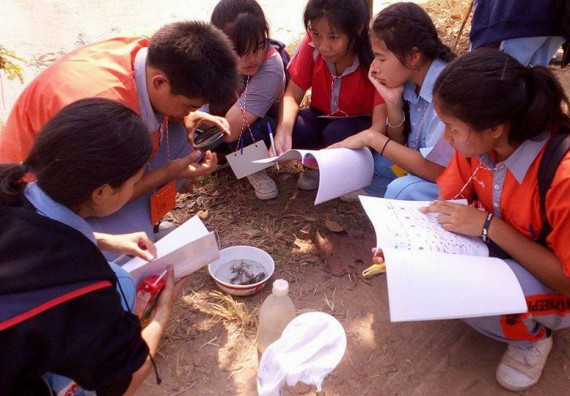 ภาพกิจกรรม โปรแกรมวิชาวิทยาศาสตร์สิ่งแวดล้อม จัดโครงการเยาวชนรักษ์สิ่งแวดล้อม กิจกรรมอบรมเชิงปฏิบัติการ คุณภาพน้ำและระบบนิเวศสิ่งแวดล้อม