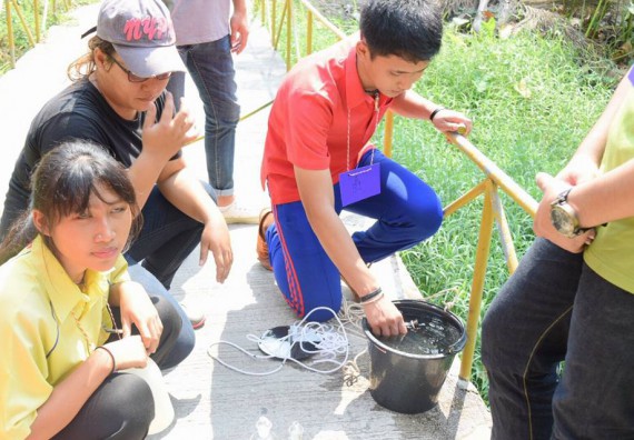 ภาพกิจกรรม โปรแกรมวิชาวิทยาศาสตร์สิ่งแวดล้อม จัดโครงการเยาวชนรักษ์สิ่งแวดล้อม กิจกรรมอบรมเชิงปฏิบัติการ คุณภาพน้ำและระบบนิเวศสิ่งแวดล้อม