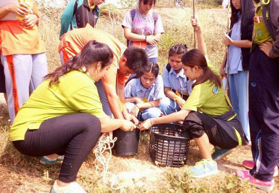 ภาพกิจกรรม โปรแกรมวิชาวิทยาศาสตร์สิ่งแวดล้อม จัดโครงการเยาวชนรักษ์สิ่งแวดล้อม กิจกรรมอบรมเชิงปฏิบัติการ คุณภาพน้ำและระบบนิเวศสิ่งแวดล้อม
