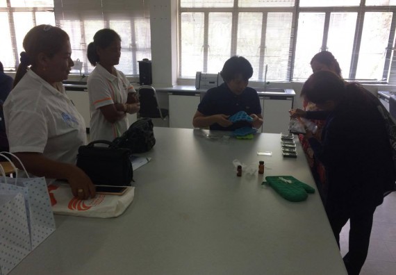 ภาพกิจกรรม ศูนย์ส่งเสริมและตรวจสอบการผลิตตามมาตรฐานความปลอดภัยทางอาหาร จัดการอบรมเชิงปฏิบัติการ เรื่อง การผลิตเครื่องสำอางโฮมเมดจากวัตถุดิบในครัวเรือน