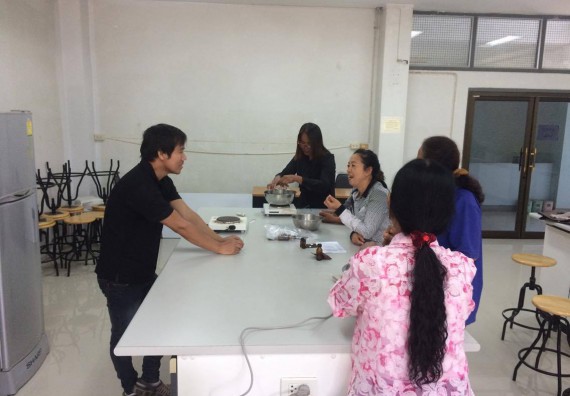 ภาพกิจกรรม ศูนย์ส่งเสริมและตรวจสอบการผลิตตามมาตรฐานความปลอดภัยทางอาหาร จัดการอบรมเชิงปฏิบัติการ เรื่อง การผลิตเครื่องสำอางโฮมเมดจากวัตถุดิบในครัวเรือน