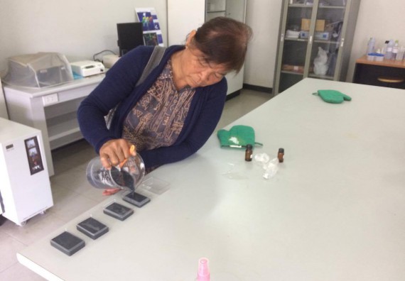 ภาพกิจกรรม ศูนย์ส่งเสริมและตรวจสอบการผลิตตามมาตรฐานความปลอดภัยทางอาหาร จัดการอบรมเชิงปฏิบัติการ เรื่อง การผลิตเครื่องสำอางโฮมเมดจากวัตถุดิบในครัวเรือน