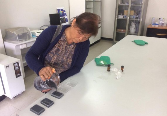 ภาพกิจกรรม ศูนย์ส่งเสริมและตรวจสอบการผลิตตามมาตรฐานความปลอดภัยทางอาหาร จัดการอบรมเชิงปฏิบัติการ เรื่อง การผลิตเครื่องสำอางโฮมเมดจากวัตถุดิบในครัวเรือน