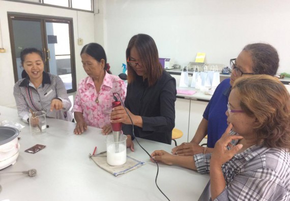 ภาพกิจกรรม ศูนย์ส่งเสริมและตรวจสอบการผลิตตามมาตรฐานความปลอดภัยทางอาหาร จัดการอบรมเชิงปฏิบัติการ เรื่อง การผลิตเครื่องสำอางโฮมเมดจากวัตถุดิบในครัวเรือน