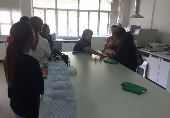 ภาพกิจกรรม ศูนย์ส่งเสริมและตรวจสอบการผลิตตามมาตรฐานความปลอดภัยทางอาหาร จัดการอบรมเชิงปฏิบัติการ เรื่อง การผลิตเครื่องสำอางโฮมเมดจากวัตถุดิบในครัวเรือน