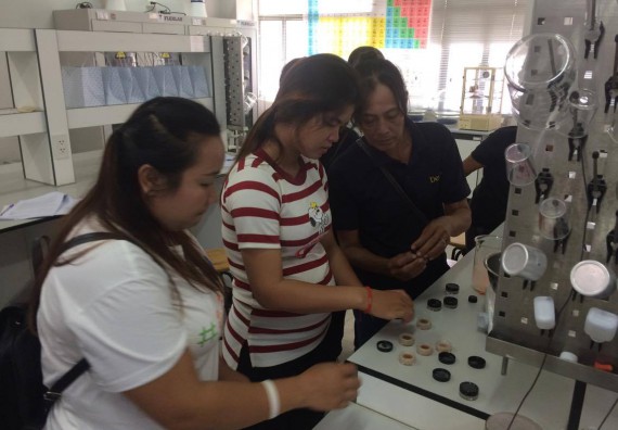 ภาพกิจกรรม ศูนย์ส่งเสริมและตรวจสอบการผลิตตามมาตรฐานความปลอดภัยทางอาหาร จัดการอบรมเชิงปฏิบัติการ เรื่อง การผลิตเครื่องสำอางโฮมเมดจากวัตถุดิบในครัวเรือน