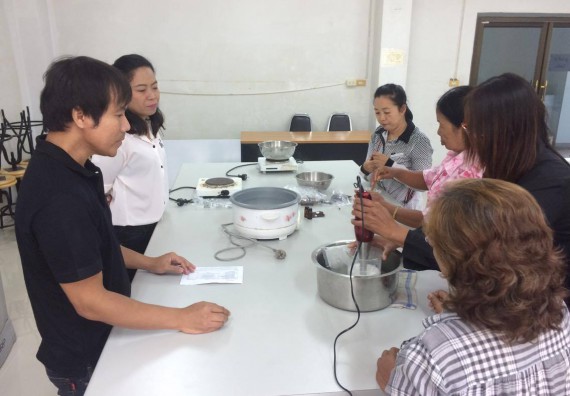 ภาพกิจกรรม ศูนย์ส่งเสริมและตรวจสอบการผลิตตามมาตรฐานความปลอดภัยทางอาหาร จัดการอบรมเชิงปฏิบัติการ เรื่อง การผลิตเครื่องสำอางโฮมเมดจากวัตถุดิบในครัวเรือน