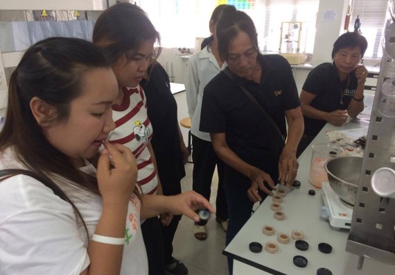 ภาพกิจกรรม ศูนย์ส่งเสริมและตรวจสอบการผลิตตามมาตรฐานความปลอดภัยทางอาหาร จัดการอบรมเชิงปฏิบัติการ เรื่อง การผลิตเครื่องสำอางโฮมเมดจากวัตถุดิบในครัวเรือน