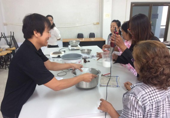 ภาพกิจกรรม ศูนย์ส่งเสริมและตรวจสอบการผลิตตามมาตรฐานความปลอดภัยทางอาหาร จัดการอบรมเชิงปฏิบัติการ เรื่อง การผลิตเครื่องสำอางโฮมเมดจากวัตถุดิบในครัวเรือน