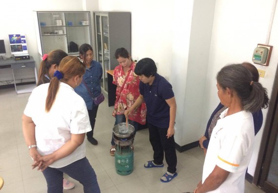 ภาพกิจกรรม ศูนย์ส่งเสริมและตรวจสอบการผลิตตามมาตรฐานความปลอดภัยทางอาหาร จัดการอบรมเชิงปฏิบัติการ เรื่อง การผลิตเครื่องสำอางโฮมเมดจากวัตถุดิบในครัวเรือน