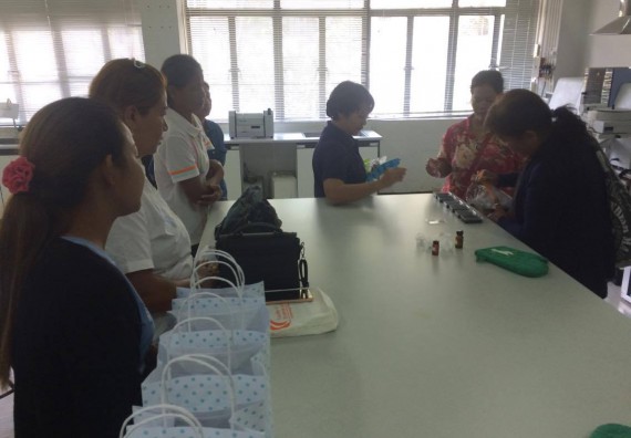 ภาพกิจกรรม ศูนย์ส่งเสริมและตรวจสอบการผลิตตามมาตรฐานความปลอดภัยทางอาหาร จัดการอบรมเชิงปฏิบัติการ เรื่อง การผลิตเครื่องสำอางโฮมเมดจากวัตถุดิบในครัวเรือน