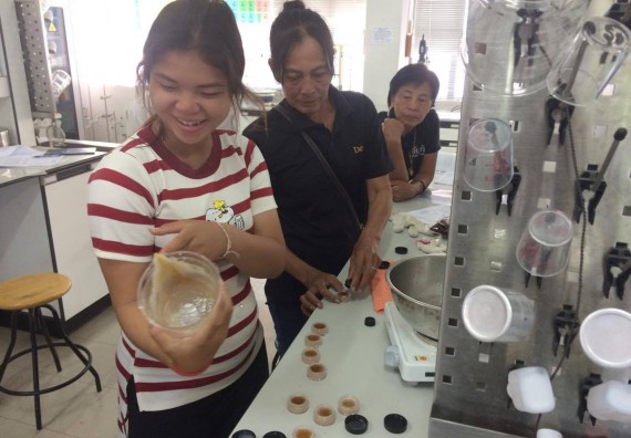 ภาพกิจกรรม ศูนย์ส่งเสริมและตรวจสอบการผลิตตามมาตรฐานความปลอดภัยทางอาหาร จัดการอบรมเชิงปฏิบัติการ เรื่อง การผลิตเครื่องสำอางโฮมเมดจากวัตถุดิบในครัวเรือน