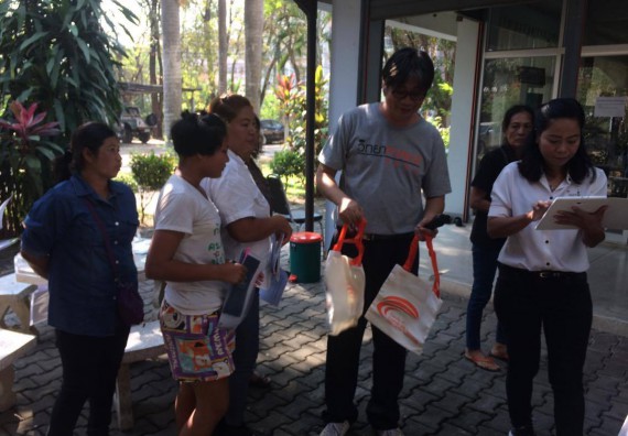 ภาพกิจกรรม ศูนย์ส่งเสริมและตรวจสอบการผลิตตามมาตรฐานความปลอดภัยทางอาหาร จัดการอบรมเชิงปฏิบัติการ เรื่อง การผลิตเครื่องสำอางโฮมเมดจากวัตถุดิบในครัวเรือน