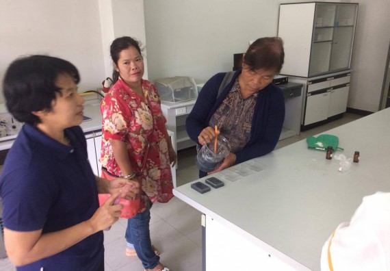 ภาพกิจกรรม ศูนย์ส่งเสริมและตรวจสอบการผลิตตามมาตรฐานความปลอดภัยทางอาหาร จัดการอบรมเชิงปฏิบัติการ เรื่อง การผลิตเครื่องสำอางโฮมเมดจากวัตถุดิบในครัวเรือน