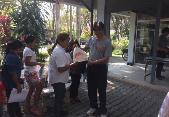 ภาพกิจกรรม ศูนย์ส่งเสริมและตรวจสอบการผลิตตามมาตรฐานความปลอดภัยทางอาหาร จัดการอบรมเชิงปฏิบัติการ เรื่อง การผลิตเครื่องสำอางโฮมเมดจากวัตถุดิบในครัวเรือน