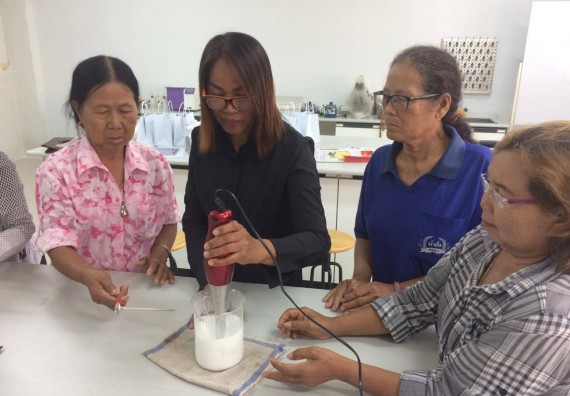 ภาพกิจกรรม ศูนย์ส่งเสริมและตรวจสอบการผลิตตามมาตรฐานความปลอดภัยทางอาหาร จัดการอบรมเชิงปฏิบัติการ เรื่อง การผลิตเครื่องสำอางโฮมเมดจากวัตถุดิบในครัวเรือน