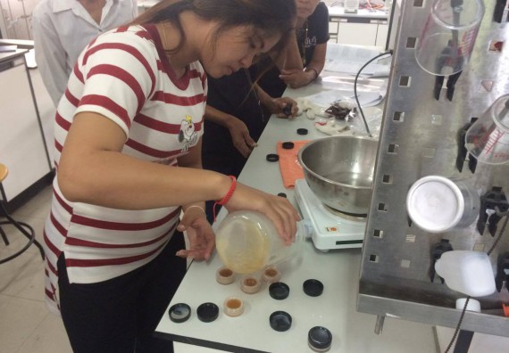 ภาพกิจกรรม ศูนย์ส่งเสริมและตรวจสอบการผลิตตามมาตรฐานความปลอดภัยทางอาหาร จัดการอบรมเชิงปฏิบัติการ เรื่อง การผลิตเครื่องสำอางโฮมเมดจากวัตถุดิบในครัวเรือน