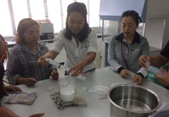 ภาพกิจกรรม ศูนย์ส่งเสริมและตรวจสอบการผลิตตามมาตรฐานความปลอดภัยทางอาหาร จัดการอบรมเชิงปฏิบัติการ เรื่อง การผลิตเครื่องสำอางโฮมเมดจากวัตถุดิบในครัวเรือน